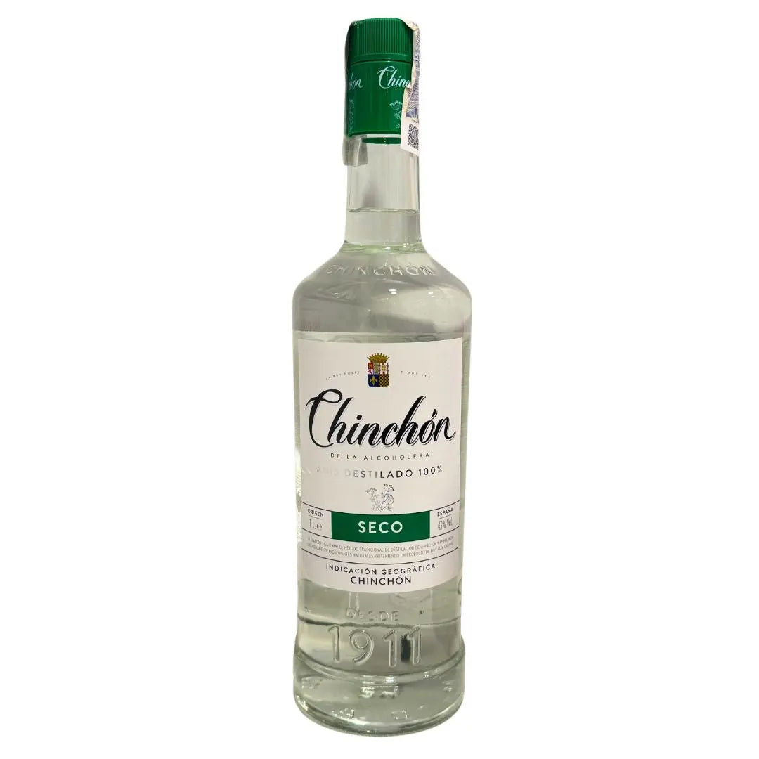 Botella de anís chinchón seco de 1 litro sobre fondo blanco