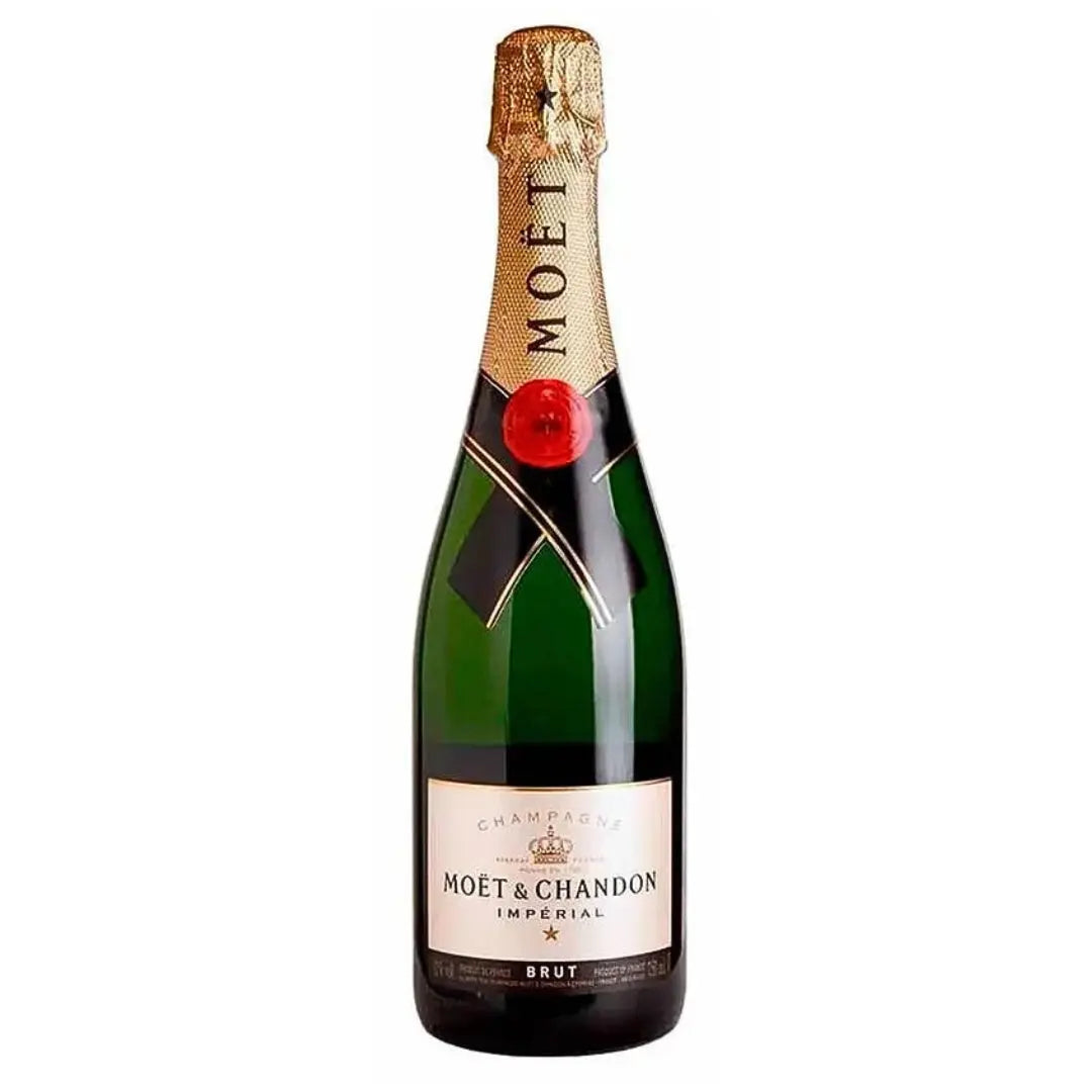 Botella de Champán Moet Chandon Brut Impérial. 75cl sobre un fondo blanco