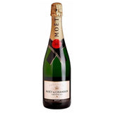 Botella de Champán Moet Chandon Brut Impérial. 75cl sobre un fondo blanco