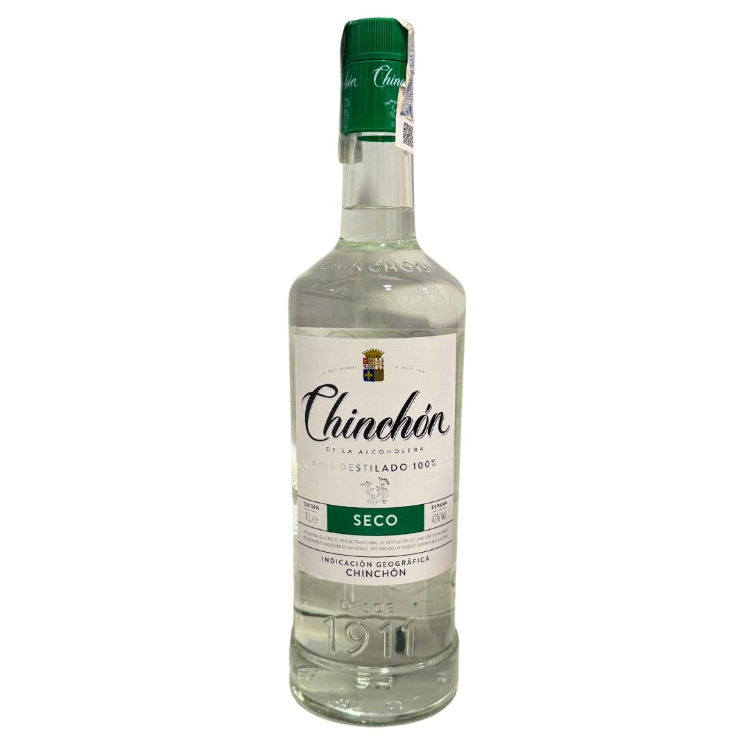 Botella de anís chinchón seco de 1 litro sobre fondo blanco