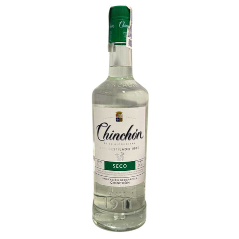 Botella de anís chinchón seco de 1 litro sobre fondo blanco