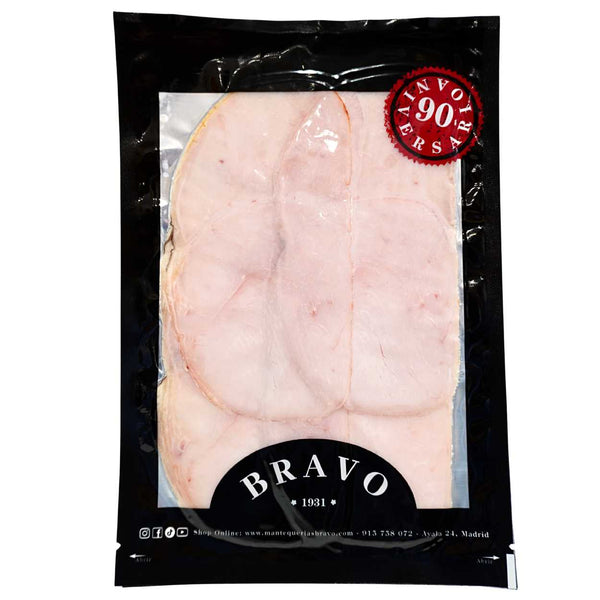 sobre de pechuga de pavo de 100 gramos empacado al vacío marca Mantequerías Bravo sobre un fondo blanco